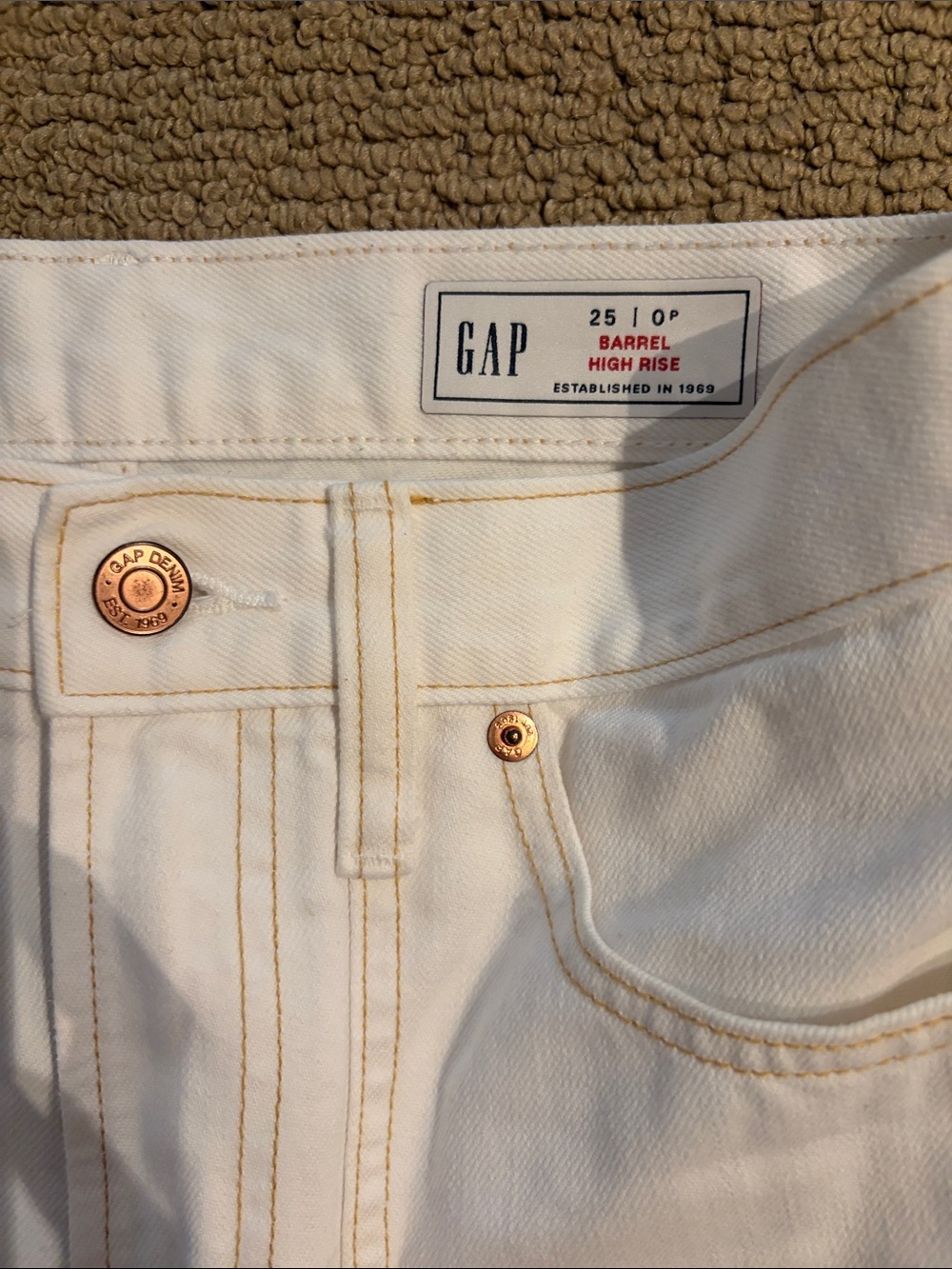 GAP High Rise Barrel jeans in off white- 0P - Picture 4 of 11